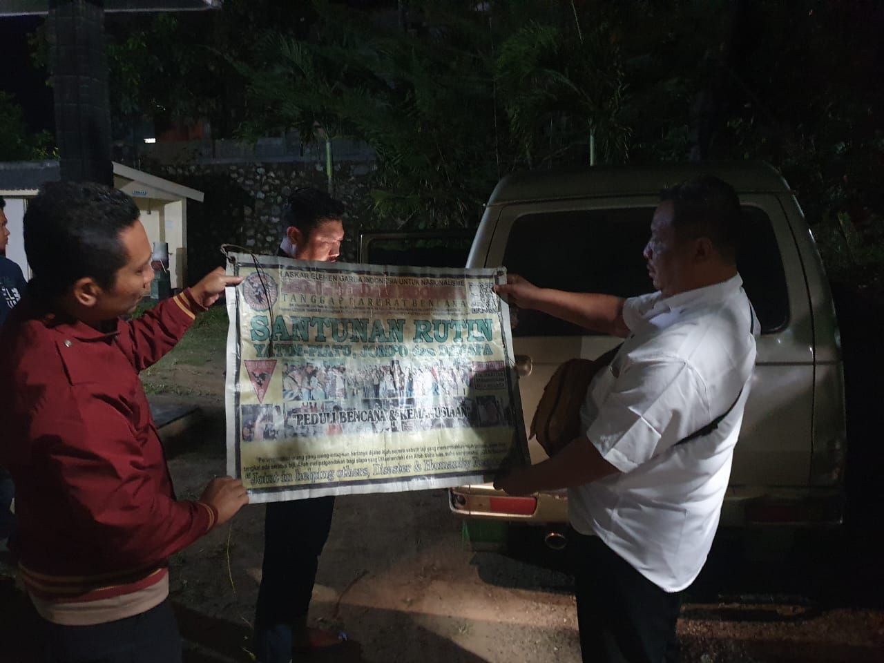 Barang bukti kotak sumbangan dan peci almamater Pondok Tremas yang diamankan polisi dari lima warga Garut, Senin malam (21/7). FOTO: ISTIMEWA