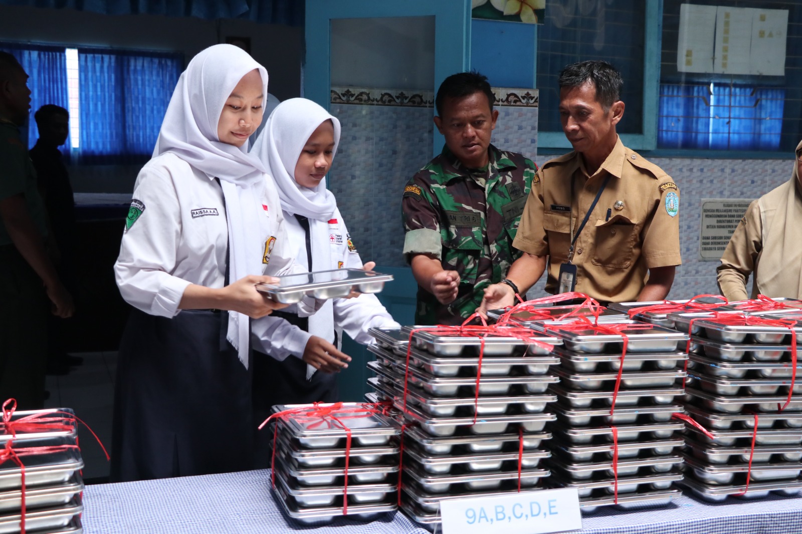 Siswa SMPN 2 Ponorogo menerima program makan bergizi gratis yang disalurkan melalui SPPG. DOK RADAR PONOROGO