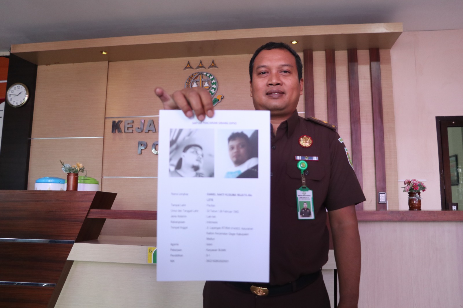 Kasi Intelijen Kejari Ponorogo Agung Riyadi menunjukan foto Daniel Sakti Kusuma Wijaya (DSKW) alias Lette yang ditetapkan DPO kasus kredit fiktif oleh Kejagung. SUGENG DWI N./JAWA POS RADAR PONOROGO