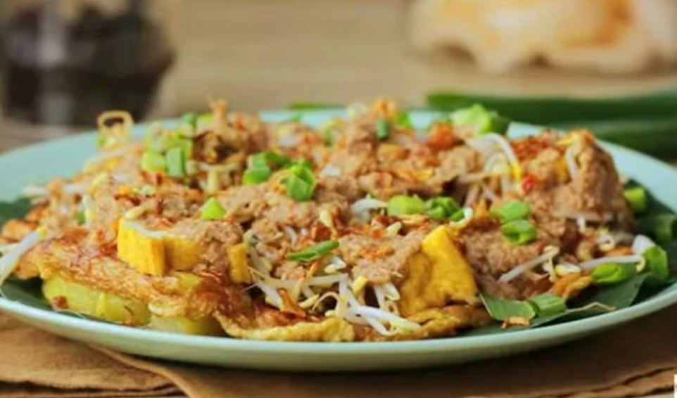 Tahu tek telur Surabaya, jajanan legendaris dengan bumbu kacang dan petis.