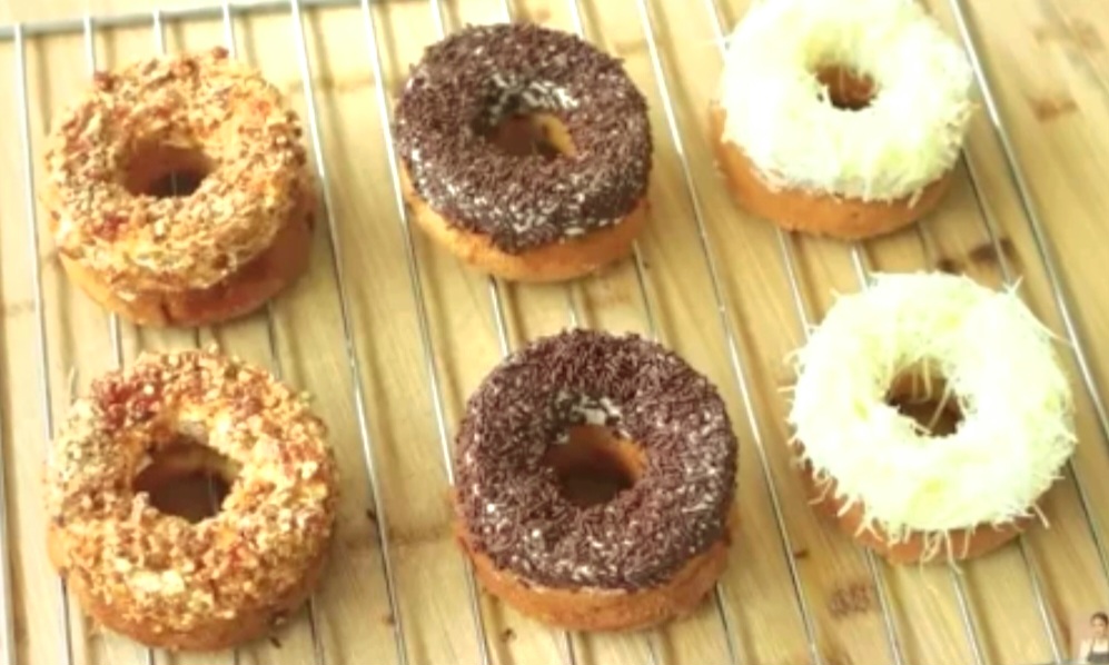Donat chiffon Devina Hermawan lembut, gluten-free, dan anti gagal.