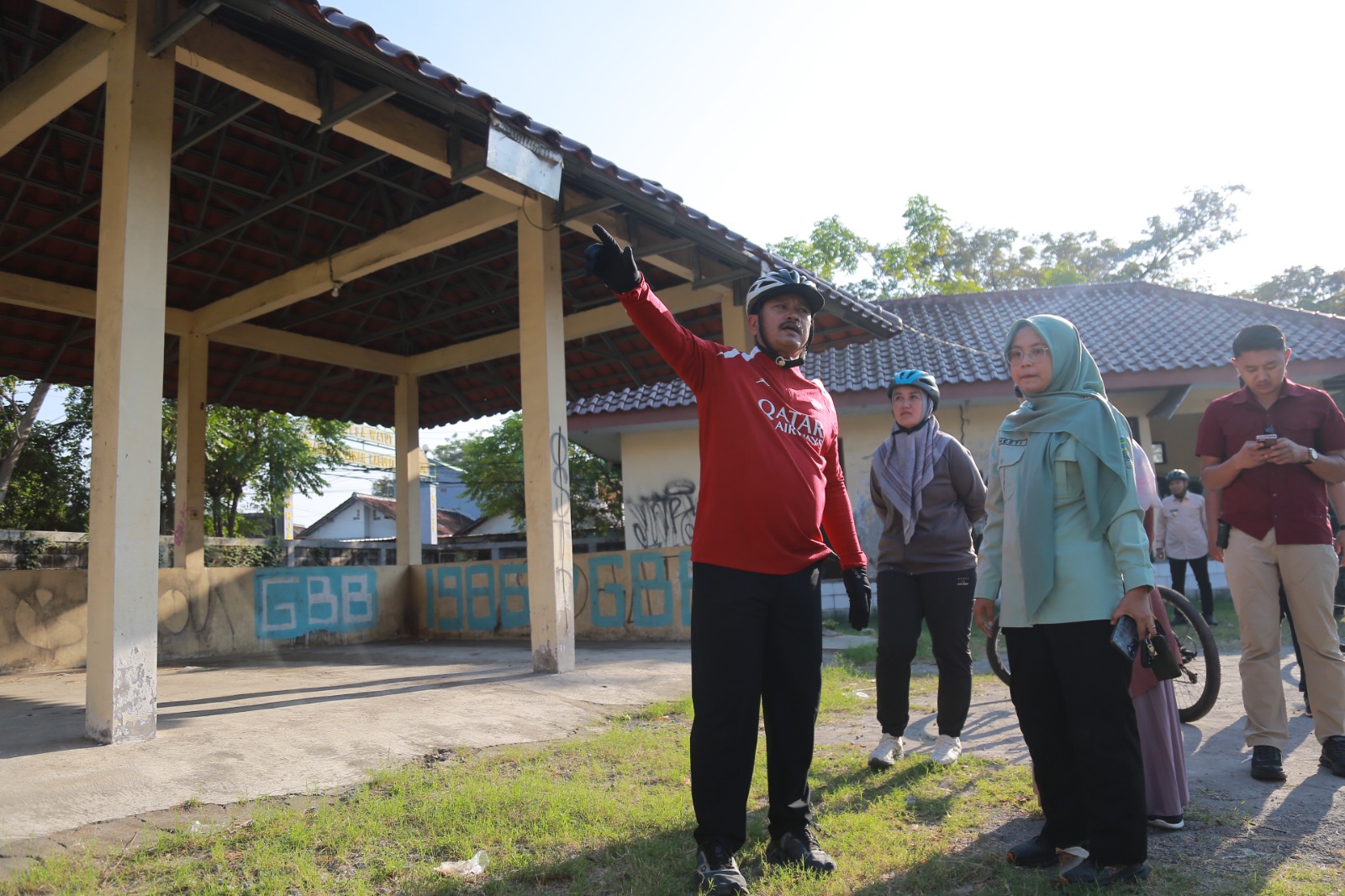 Wali Kota Maidi meninjau lokasi calon dapur sehat MBG di kompleks Asrama Haji dan tempat yang akan dijadikan sebagai Koperasi Merah Putih, Selasa (22/7). FOTO: BAGAS BIMANTARA/RADAR MADIUN