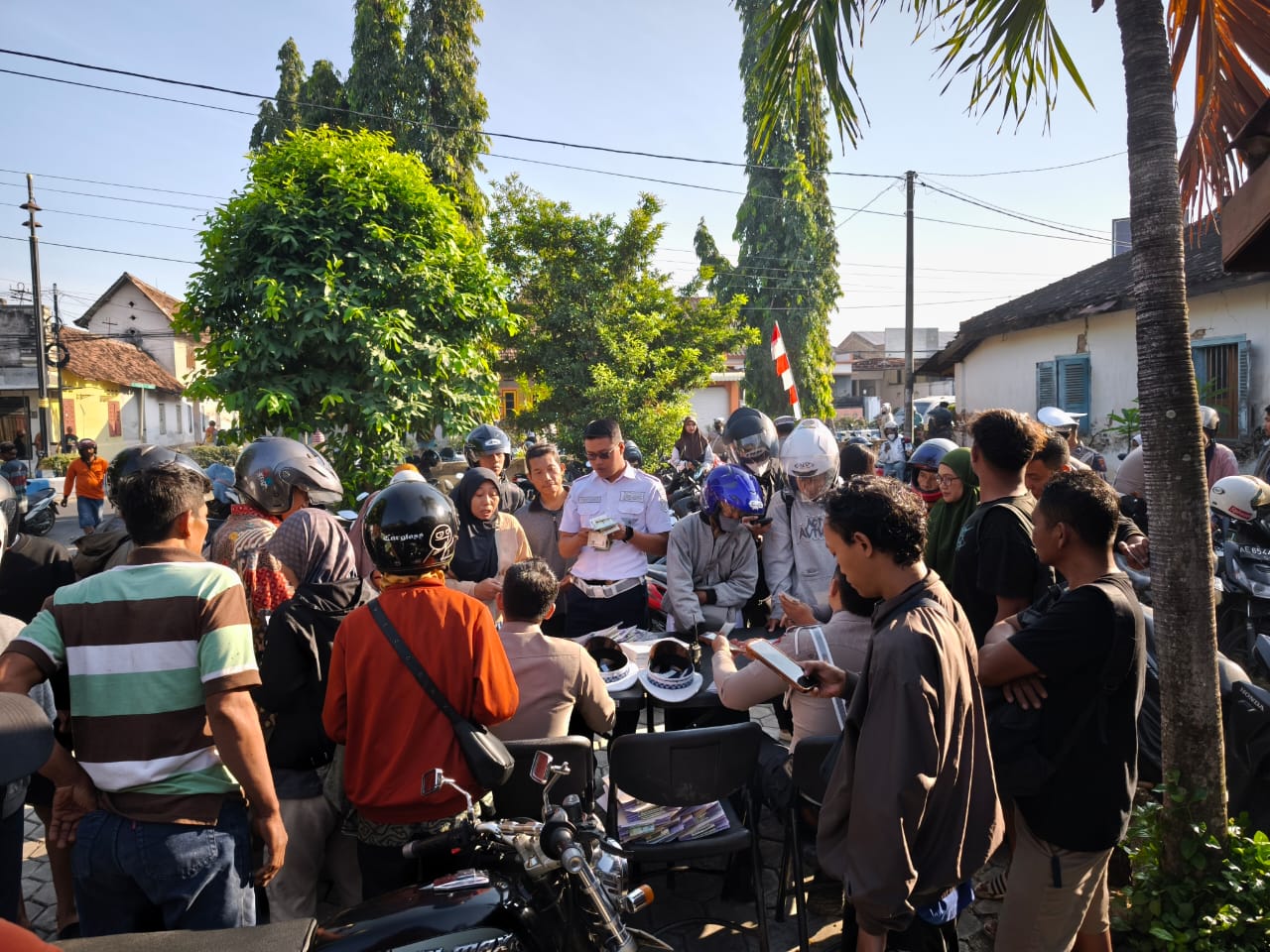 Petugas Satlantas Ponorogo saat menggelar razia dalam Operasi Patuh Semeru 2025. Mayoritas pelanggar adalah pelajar, Selasa (22/7). FOTO: SUGENG DWI N/RADAR PONOROGO