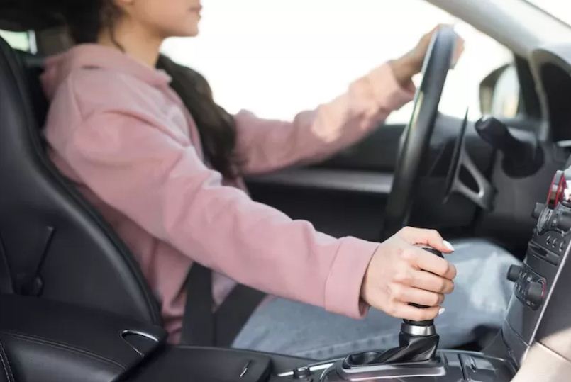 Ilustrasi belajar nyetir mobil manual.
