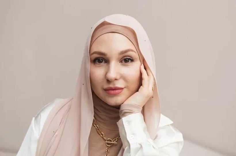 Ilustrasi hijab wajah bulat.