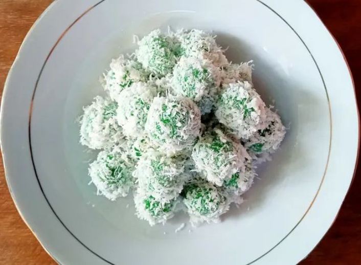 Ilustrasi klepon isi gula merah.