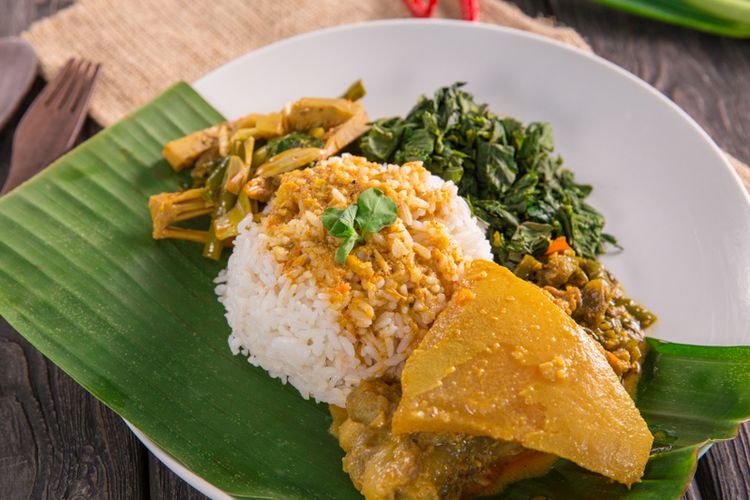 Ilustrasi perbedaan nasi padang dan nasi kapau.
