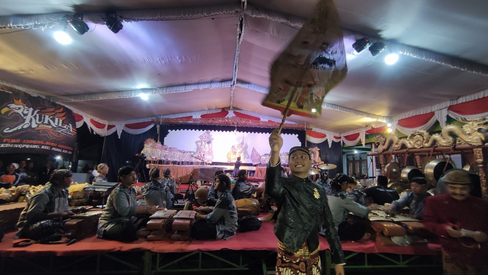 WAYANGAN SURAN: Pemdes Kersikan, Kecamatan Geneng, Ngawi, saat menggelar pagelaran wayang kulit dengan lakon Parikesit Jumeneng Ratu dalam acara syukuran Suran sekaligus peringatan Hari Jadi kE-667 Ngawi.