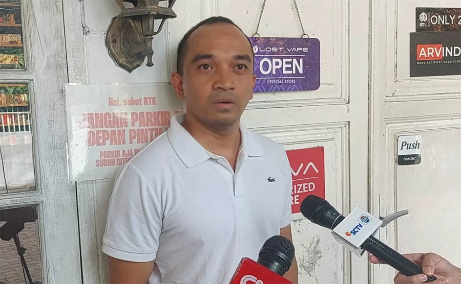 Helmi, tetangga indekos mendiang Arya Daru, diplomat muda Kemenlu yang ditemukan meninggal dengan cara tak wajar. Ia mengungkap hal tak lumrah yang dilakukan korban sebelum ditemukan tewas.