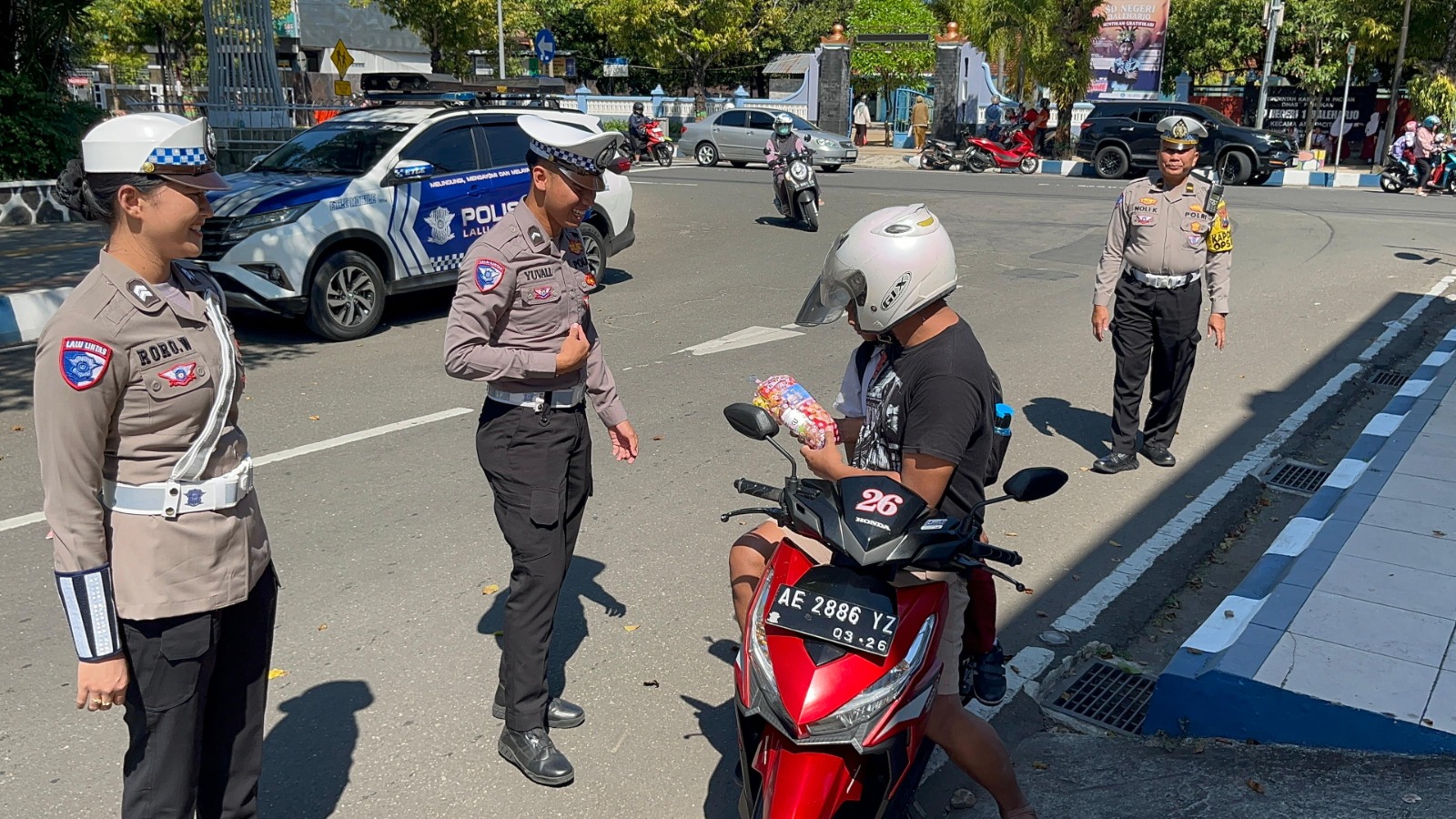 Anggota Satlantas Polres Pacitan memberi apresiasi kepada pengendara tertib saat Operasi Patuh Semeru 2025, Selasa (22/7). HUMAS POLRES PACITAN