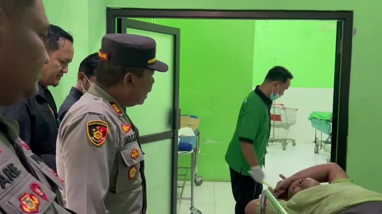 Polisi memintai keterangan Suyatmi yang diselamatkan warga usai nekat terjun dari Jembatan Kendung karena depresi biaya operasi suami. FOTO: ASEP SYAEFUL BACHRI/JAWA POS RADAR NGAWI