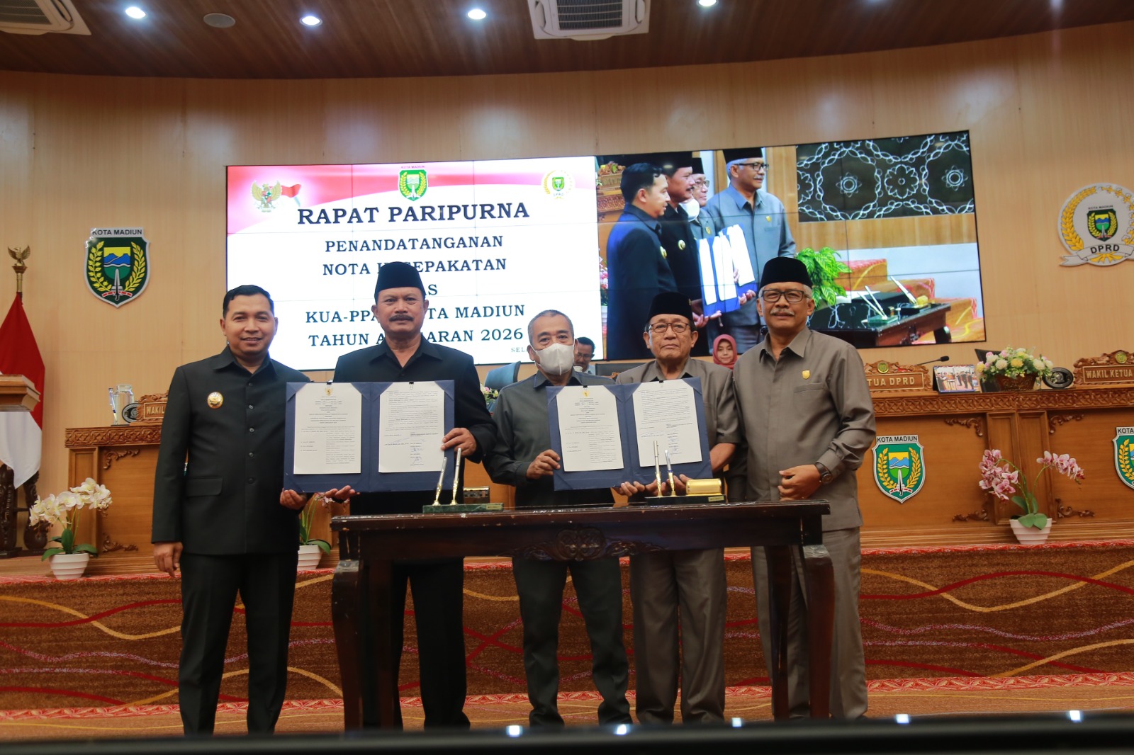 Pimpinan DPRD dan Wali Kota Madiun menandatangani nota kesepahaman KUA-PPAS 2026 dalam rapat paripurna, Selasa (22/7). BAGAS BIMANTARA/RADAR MADIUN