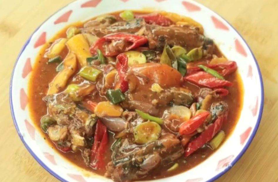 Tumis sarden pedas ala Devina Hermawan, resep mudah dan praktis untuk makan siang keluarga.