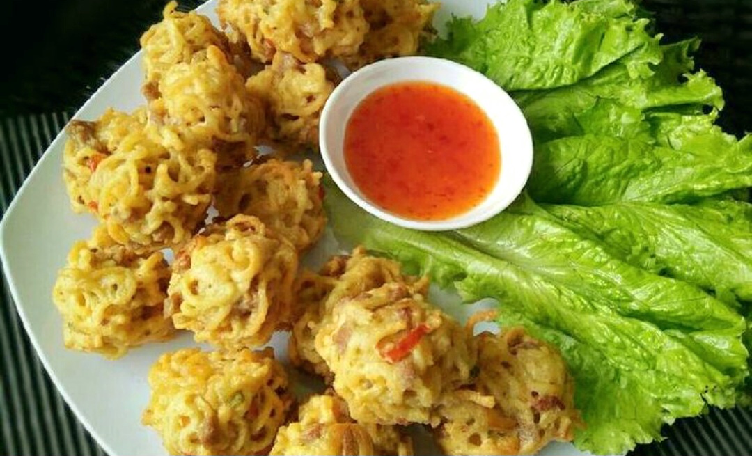 Camilan dari mie dan sosis ini renyah di luar, lembut di dalam.