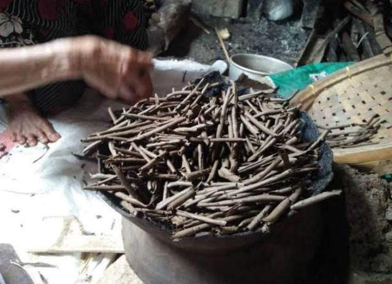Camilan Ampo dari tanah liat.