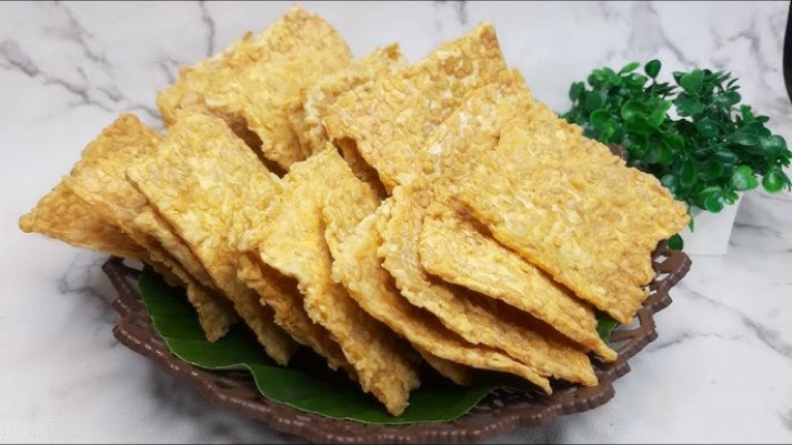 Ilustrasi keripik tempe yang gurih.
