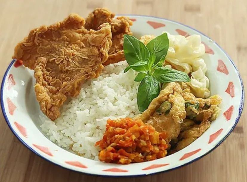 Ilustrasi nasi kulit ayam krispi sambal gledek.