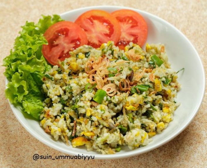 Ilustrasi nasi goreng ayam cabe ijo.