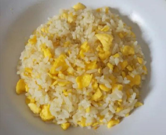 Ilustrasi nasi goreng mentega bekal anak sekolah.