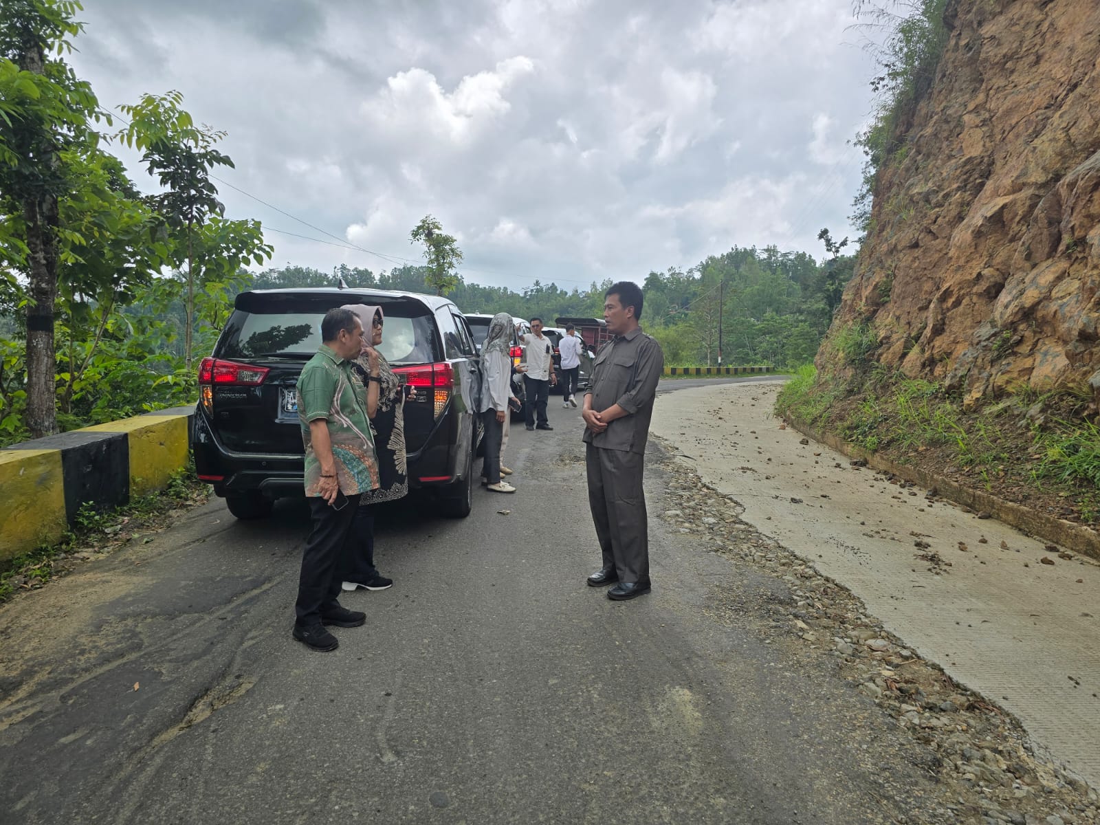 Wakil Ketua DPRD Pacitan Lancur Susanto meninjau lokasi proyek pelebaran jalan Arjosari&ndash;Purwantoro yang melintasi wilayah rawan longsor. DOK RADAR PACITAN