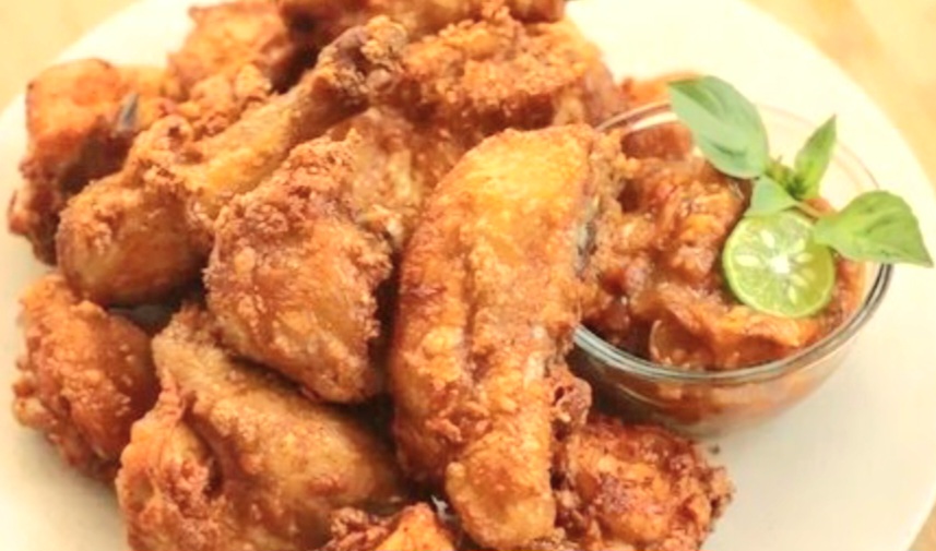 Ayam goreng bawang putih ala Devina Hermawan hanya pakai 5 bahan.