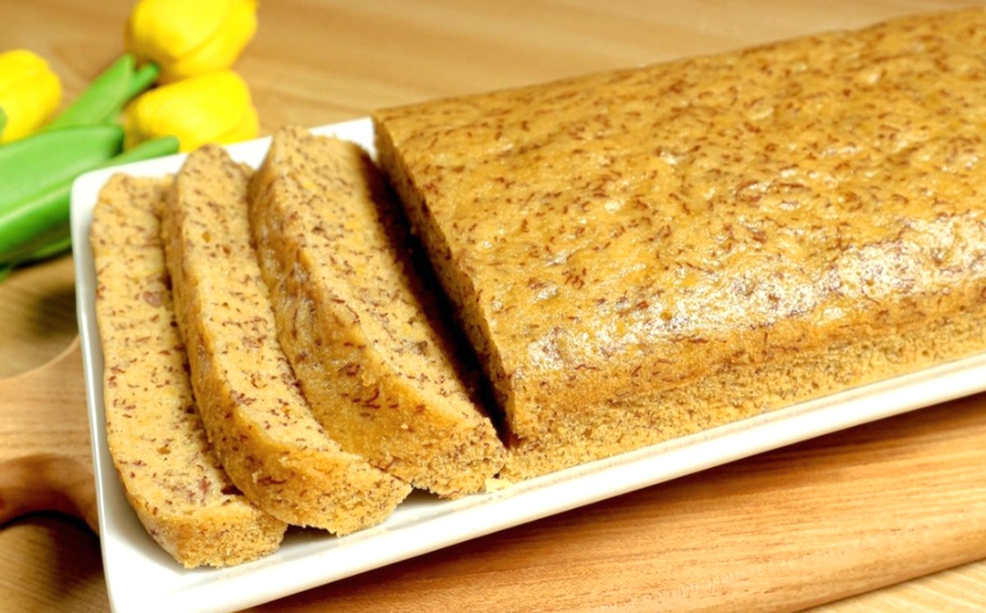 Tekstur lembut dan rasa manis alami pisang bikin bolu ini jadi favorit untuk teman ngopi atau sarapan cepat.