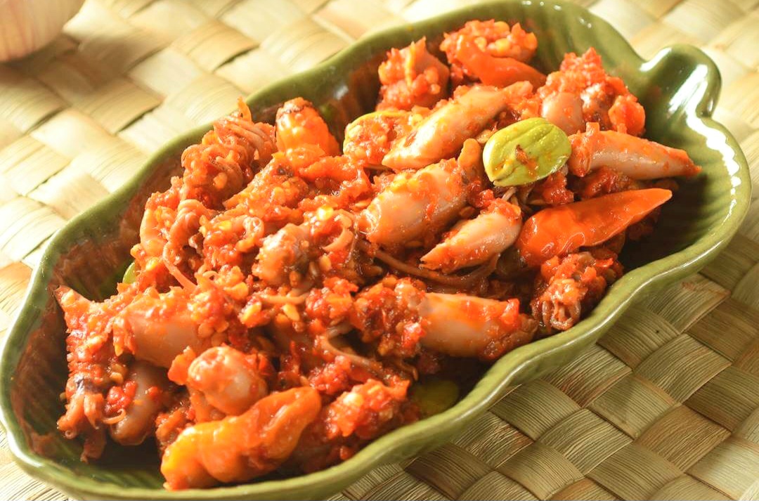 Sambel cumi pedas gurih yang sedang naik daun, cocok jadi teman makan nasi hangat atau camilan pedas favorit anak muda.