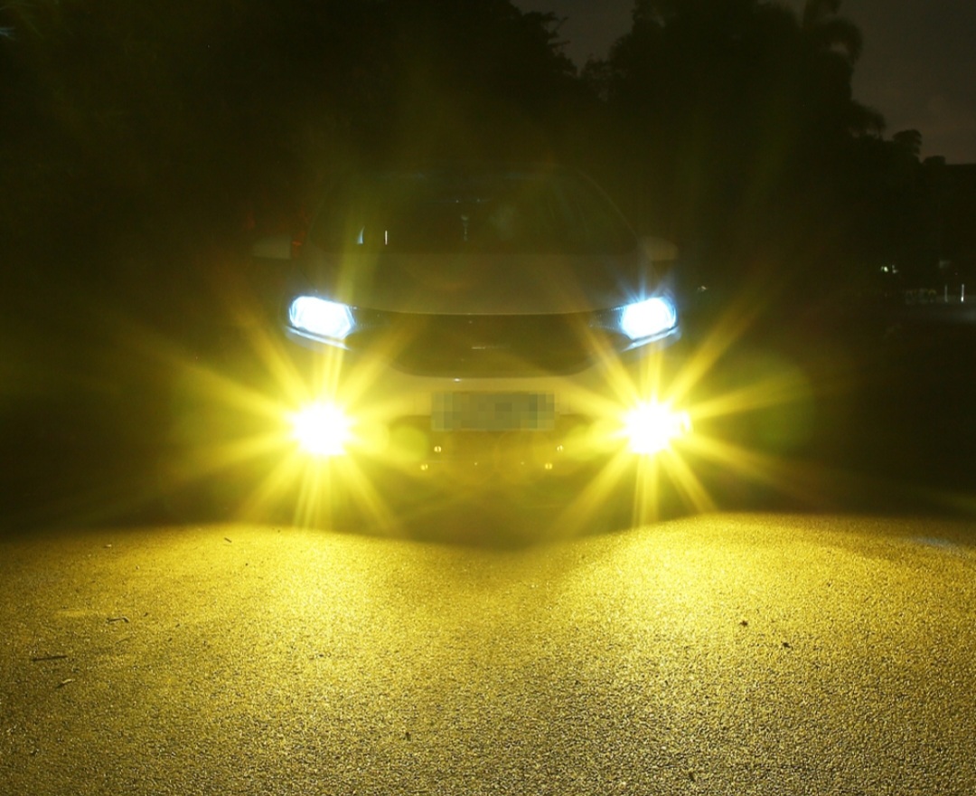 Ilustrasi lampu kabut mobil berwarna kuning.