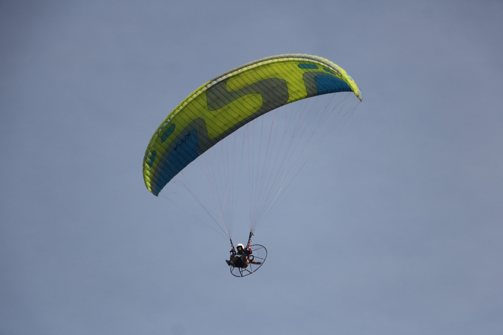 Wali Kota Madiun Maidi saat melakukan uji coba paramotor di kawasan Piramida Giza Bukit Buah TPA Winongo, kemarin (23/7). DISKOMINFO KOTA MADIUN