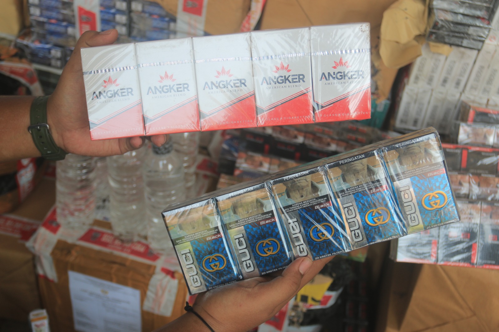 Petugas Bea Cukai Madiun menunjukkan rokok ilegal hasil sitaan kiriman dari Malang menggunakan kereta api, kemarin (23/7). DOK RADAR MADIUN