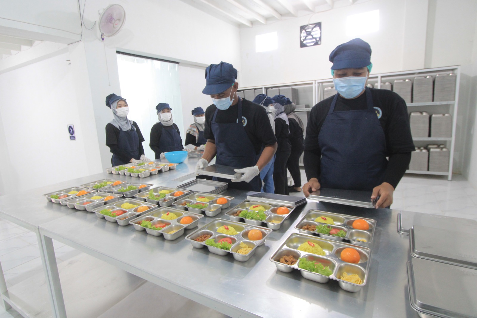 Bupati Magetan Nanik Endang Rusminiarti meninjau dapur MBG yang baru diresmikan di salah satu kecamatan, kemarin (23/7). FOTO: AJI PUTRA/RADAR MAGETAN