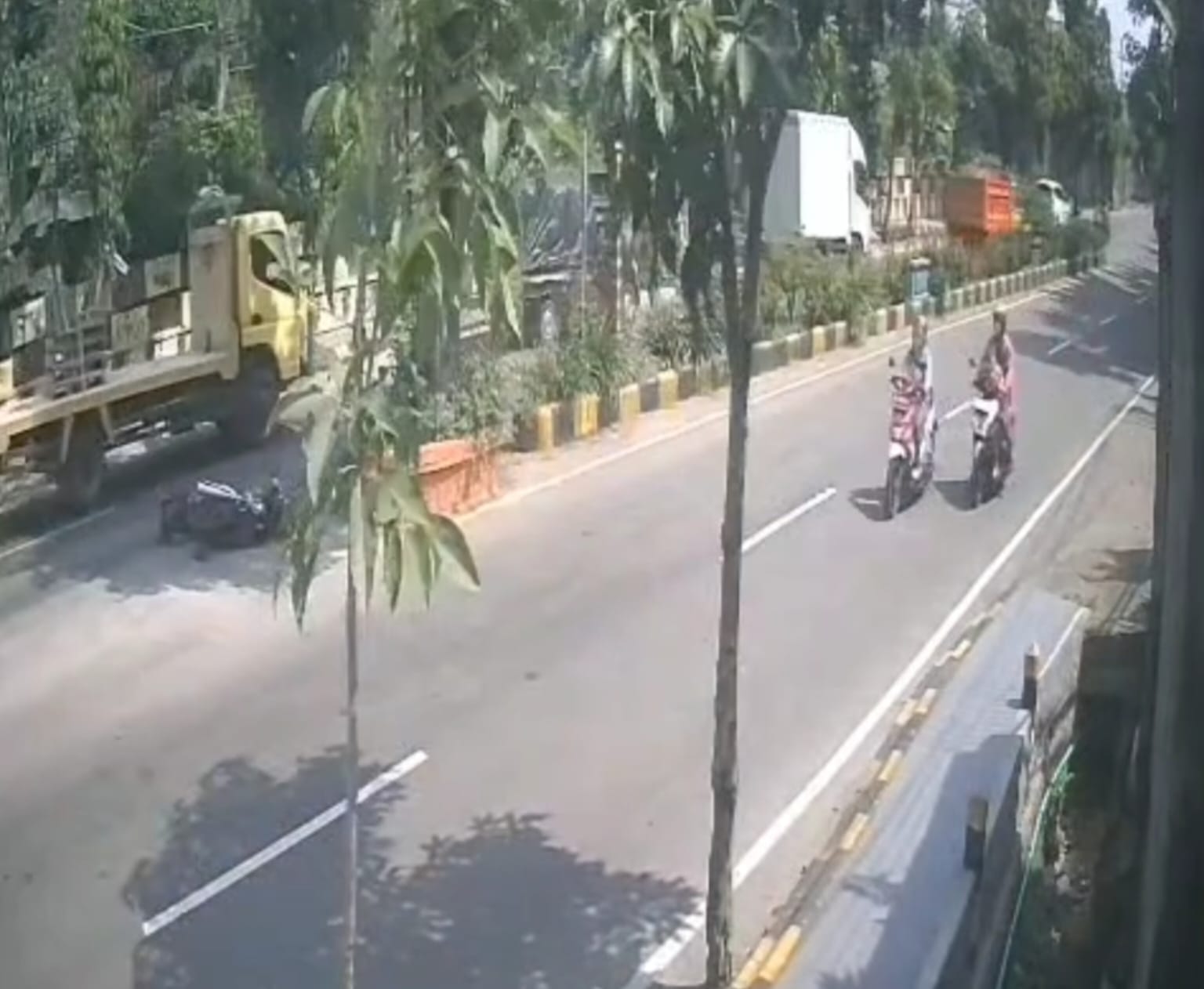 Potongan rekaman CCTV yang menunjukkan kecelakaan antara pengendara sepeda motor dengan dump truk di Kota Madiun, Kamis (24/7).