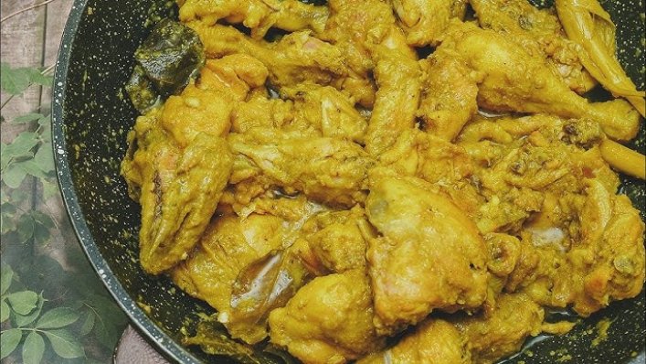 Ilustrasi ayam ungkep bumbu kuning.