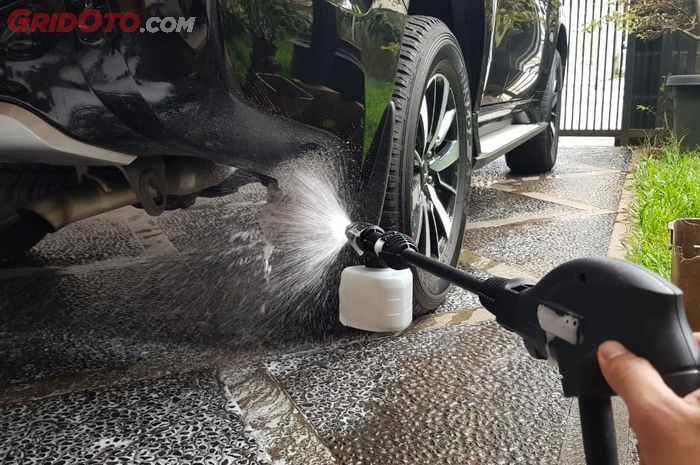 Ilustrasi cuci kolong mobil.
