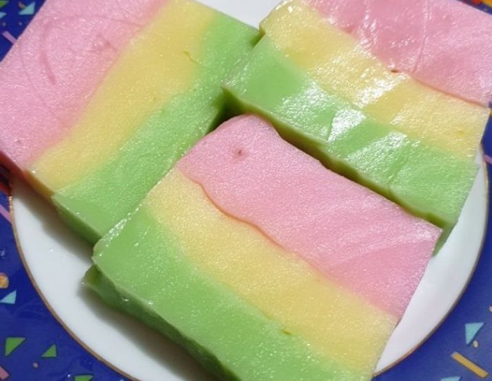 Ilustrasi kue hunkwe pelangi.