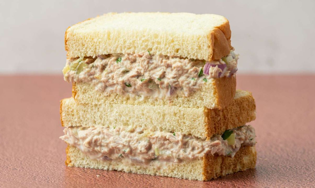 Sandwich tuna mayo.