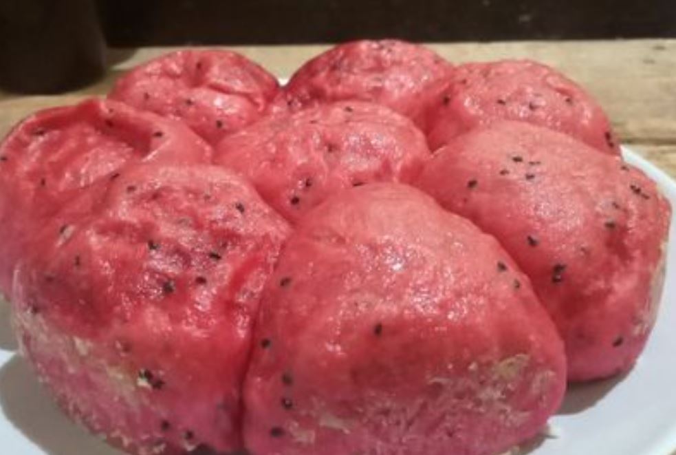 Roti kukus buah naga.