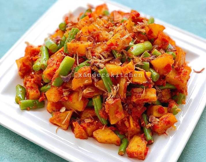 Ilustrasi kentang balado yang pedas renyah.