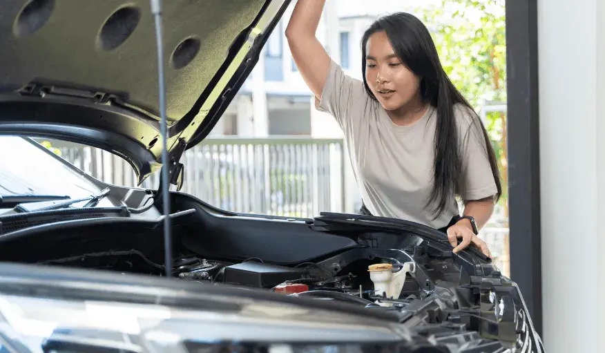 Ilustrasi pengecekan mobil sebelum perjalanan jauh.