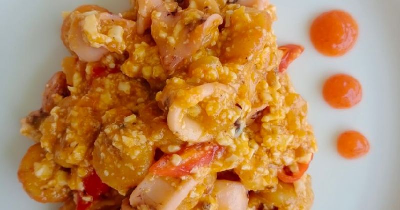 Ilustrasi seafood saus telur asin.