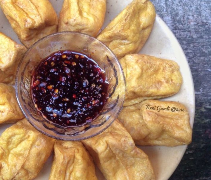 Ilustrasi tahu goreng sambal kecap.