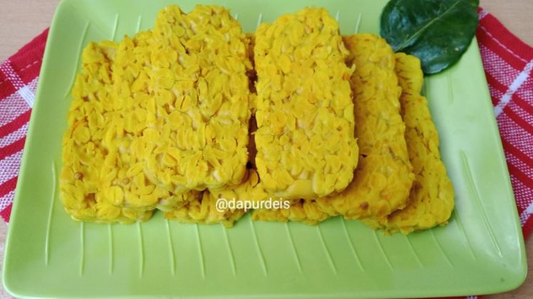 Ilustrasi tempe ungkep bumbu kuning.