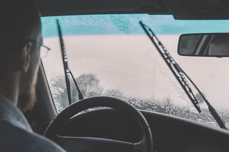 Ilustrasi wiper mobil menyala.