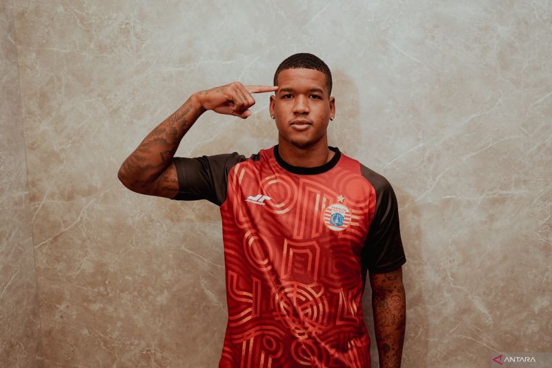 Persija gaet bek kiri asal Brasil Alan Cardoso.
