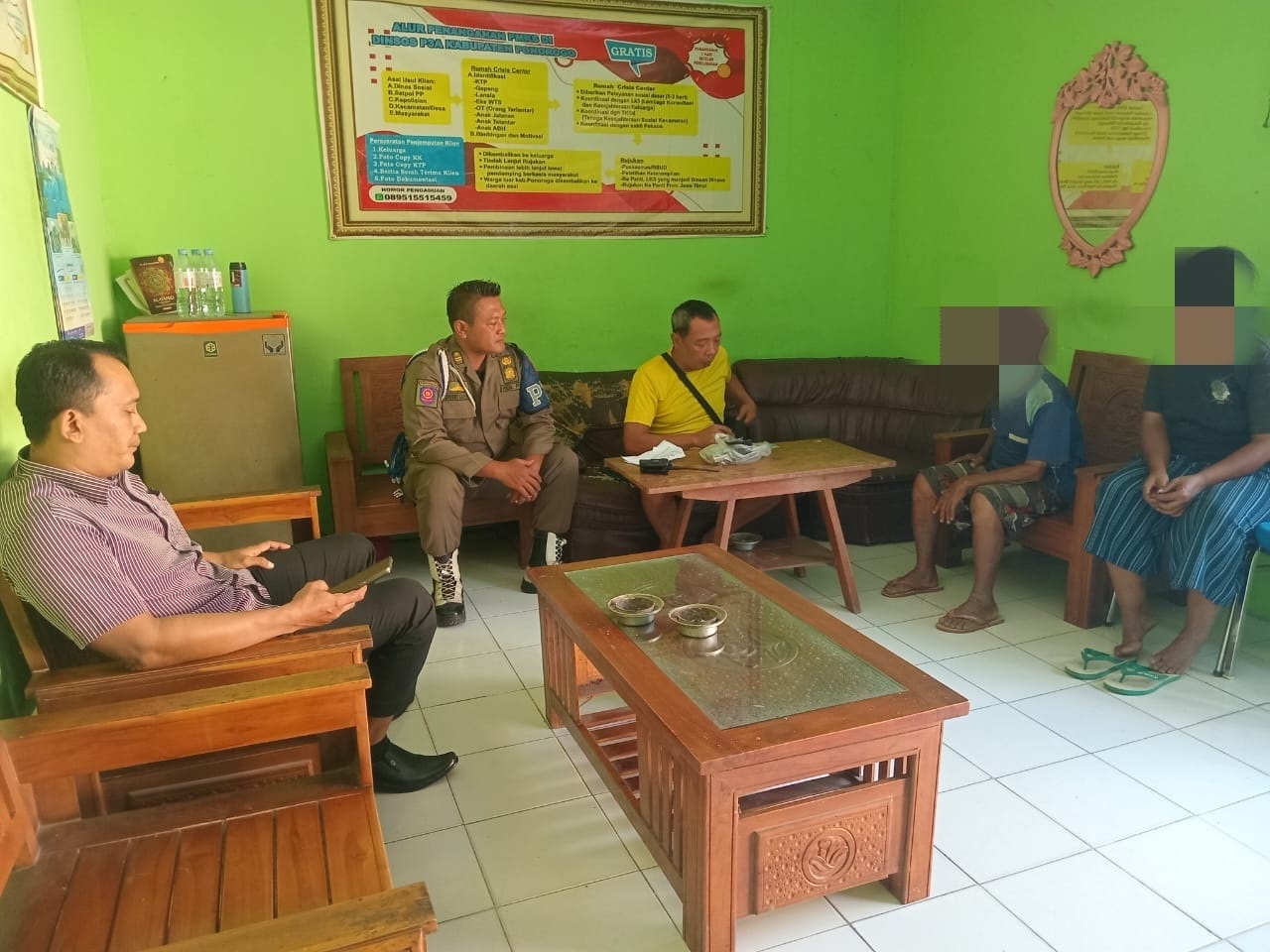 Petugas Satpol PP dan Damkar Ponorogo saat mengamankan pasutri asal Balong yang kedapatan mengemis di simpang Jabung, Mlarak.