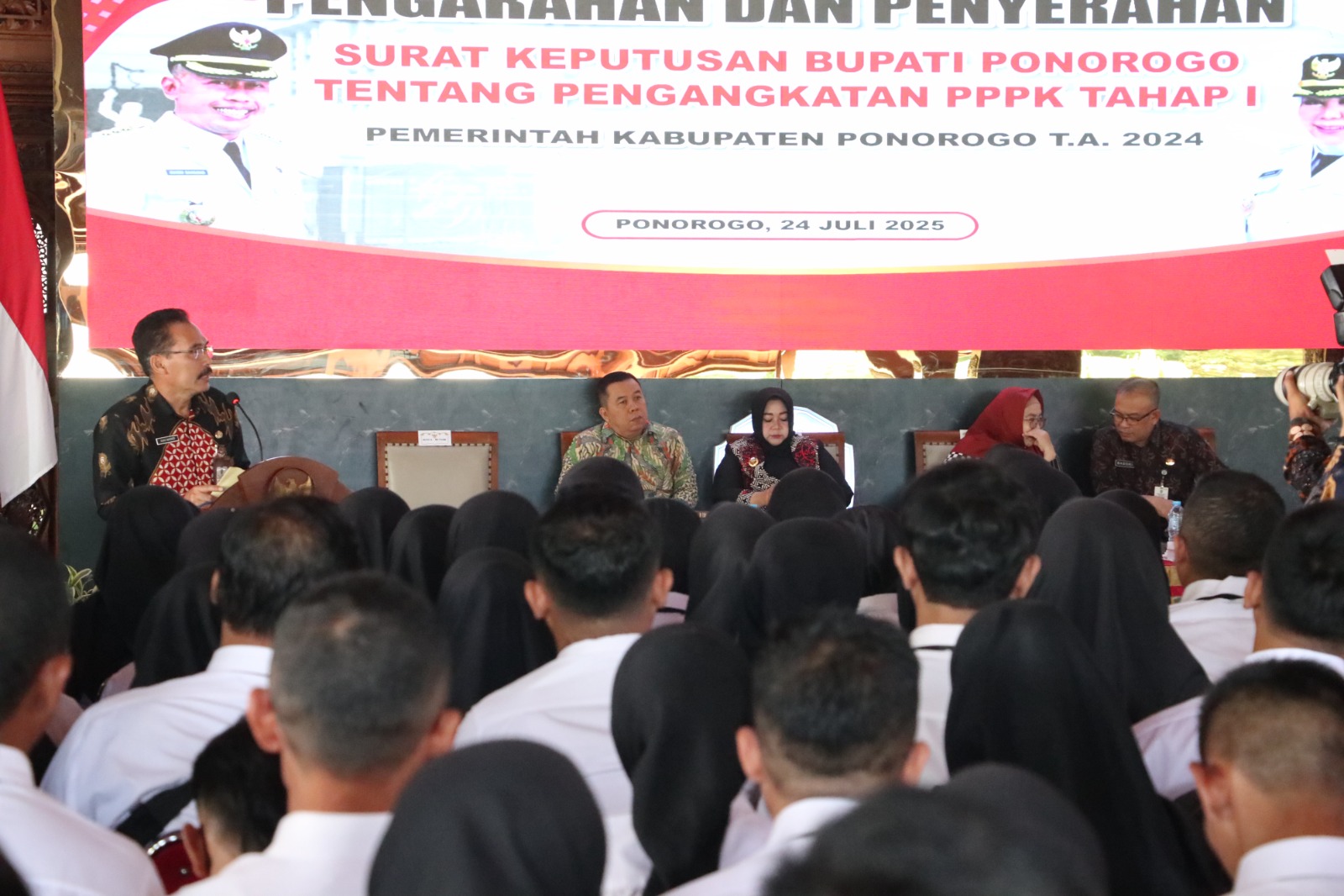 Wabup Ponorogo Lisdyarita menyerahkan SK PPPK kepada peserta yang lolos seleksi tahap I tahun 2024 di Pendapa Kabupaten, kemarin (24/7). FOTO: SUGENG DWI N/RADAR PONOROGO