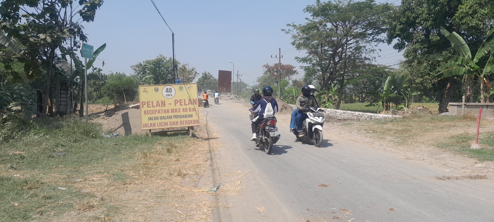 Progres perbaikan Jalan Kendung&ndash;Kwadungan terus dikebut. Fokus utama saat ini peninggian badan jalan untuk cegah genangan banjir. FOTO: ASEP SYAEFUL/RADAR NGAWI