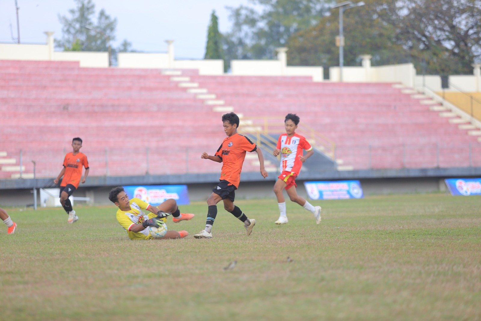 Laga final Piala Menpora Zona Madiun antara Bintang Muda Bojonegoro dan Pogres FC Pacitan berlangsung ketat di Stadion Wilis, kemarin (24/7). BAGAS BIMANTARA/RADAR MADIUN