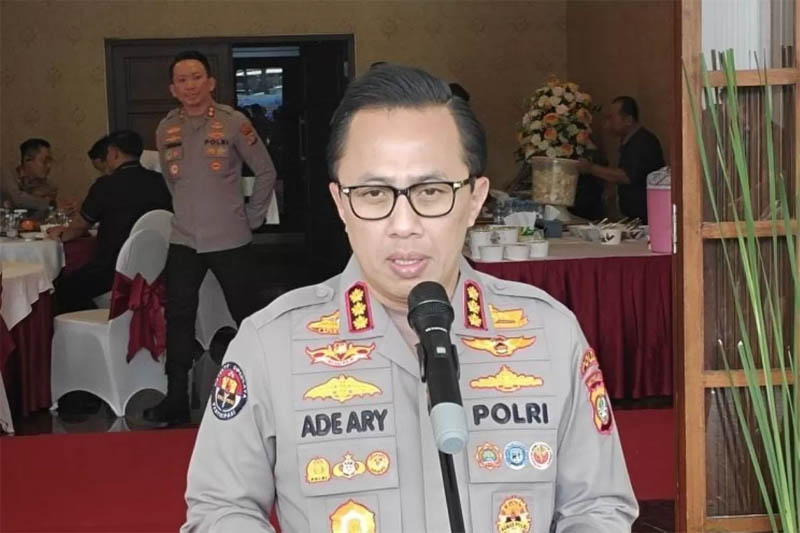 Kabidhumas Polda Metro Jaya Kombes Polisi Ade Ary Syam Indradi. Ia menyebut polisi mengamankan rekaman CCTV di sejumlah titik untuk penyelidikan kematian diplomat Kemenlu.