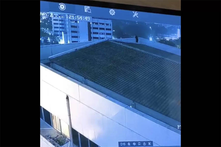 Mendiang Arya Daru Pangayunan saat berada di Rooftop gedung Kementerian Luar Negeri sebelum ditemukan tewas di kamar kosnya di Menteng Jakarta Pusat.